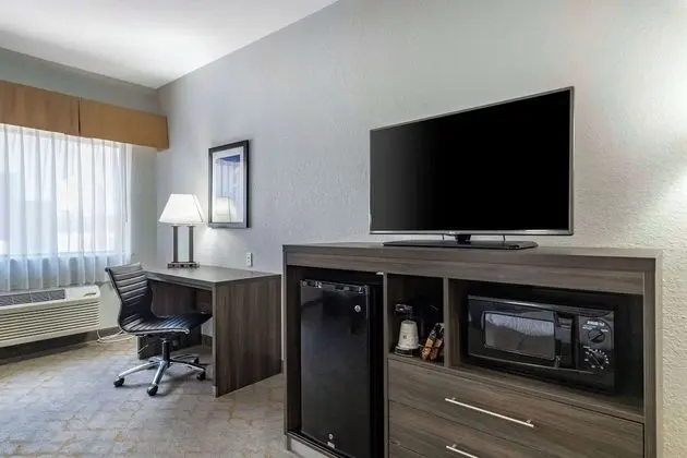 Süit, 1 En Büyük (King) Boy Yatak ve Çekyat, Engellilere Uygun, Sigara İçilmez (with Sofabed)