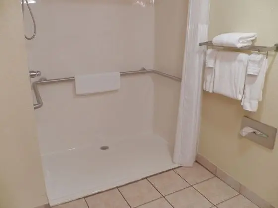 Standard Oda, 1 En Büyük (King) Boy Yatak, Engellilere Uygun, Küvet