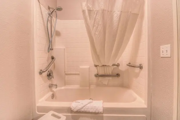 Standard Oda, 2 Büyük (Queen) Boy Yatak, Engellilere Uygun, Sigara İçilmez (Walk-in Shower)