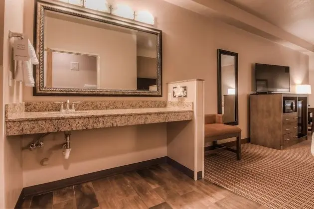 Standard Oda, 2 Büyük (Queen) Boy Yatak, Engellilere Uygun, Sigara İçilmez (Walk-in Shower)