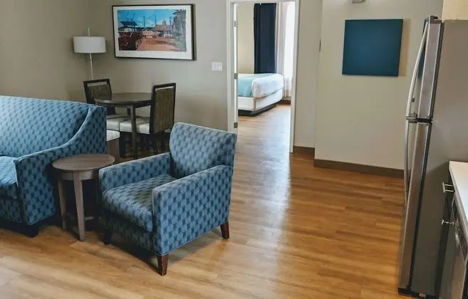 Süit, 1 En Büyük (King) Boy Yatak, Sigara İçilmez, Küçük Mutfak (Living Room;with Sofabed)