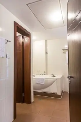 Süit, 1 En Büyük (King) Boy Yatak, Sigara İçilmez, Buzdolabı
