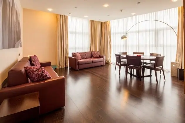 Süit, 1 En Büyük (King) Boy Yatak, Bağlantılı Odalar