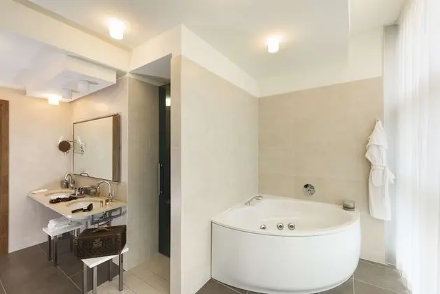 Süit, 1 En Büyük (King) Boy Yatak, Bağlantılı Odalar