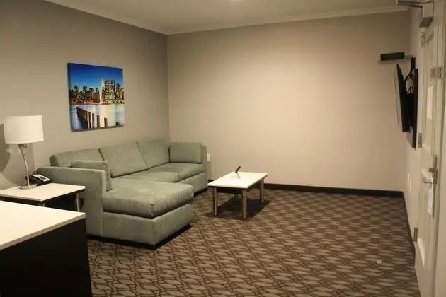 Süit, 2 Büyük (Queen) Boy Yatak, Sigara İçilmez, Buzdolabı ve Mikrodalga (with Single Sofabed)