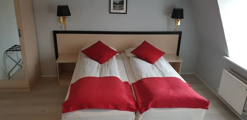 Economy Double twin room, Small bathroom, note stairs to floor