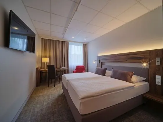 Business Oda, 1 Çift Kişilik Yatak, Bahçe Manzaralı (Converts to 2 Twin Beds)