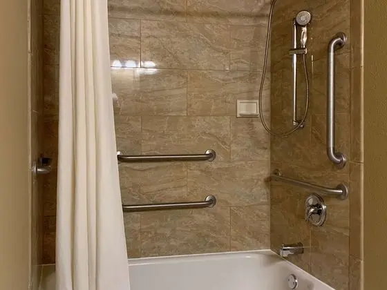 Oda, 2 Büyük (Queen) Boy Yatak, Engellilere Uygun, Sigara İçilmez (Accessible Tub)
