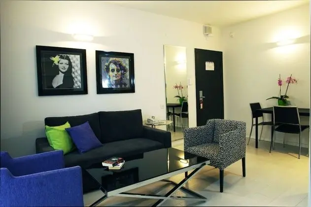 Süit, 1 Büyük (Queen) Boy Yatak, Sigara İçilmez, Küçük Mutfak