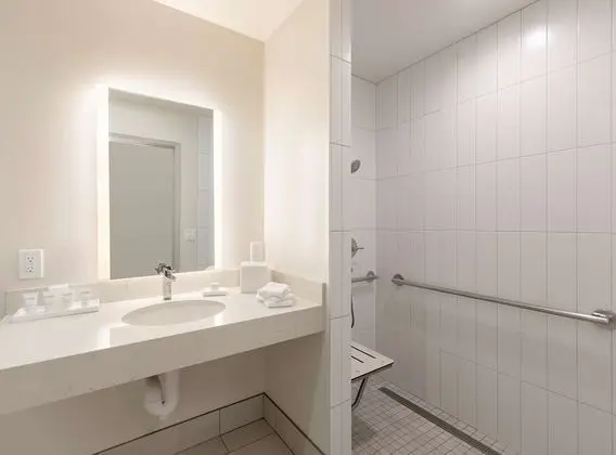 Oda, 1 En Büyük (King) Boy Yatak, Engellilere Uygun (Roll-In Shower)