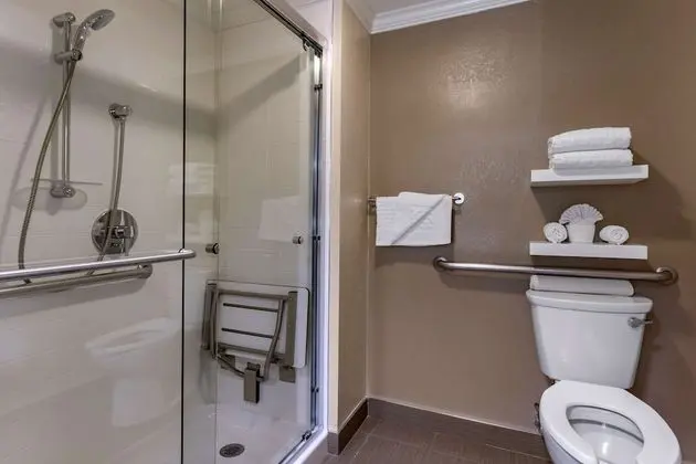 Standard Oda, 1 Büyük (Queen) Boy Yatak, Engellilere Uygun, Sigara İçilmez (Walk-in Shower)