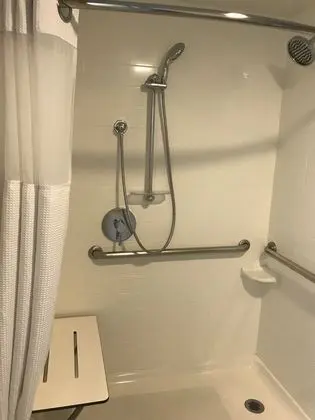 Standard Oda, 1 Büyük (Queen) Boy Yatak, Engellilere Uygun, Sigara İçilmez (Walk-in Shower)