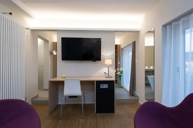 Junior Süit, 1 En Büyük (King) Boy Yatak, Küvet