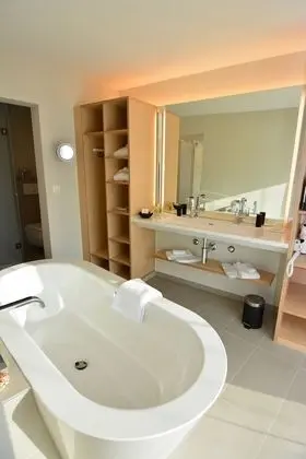 Junior Süit, 1 En Büyük (King) Boy Yatak, Küvet