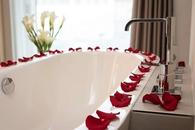 Junior Süit, 1 En Büyük (King) Boy Yatak, Küvet