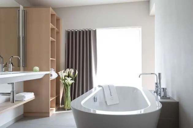 Junior Süit, 1 En Büyük (King) Boy Yatak, Küvet