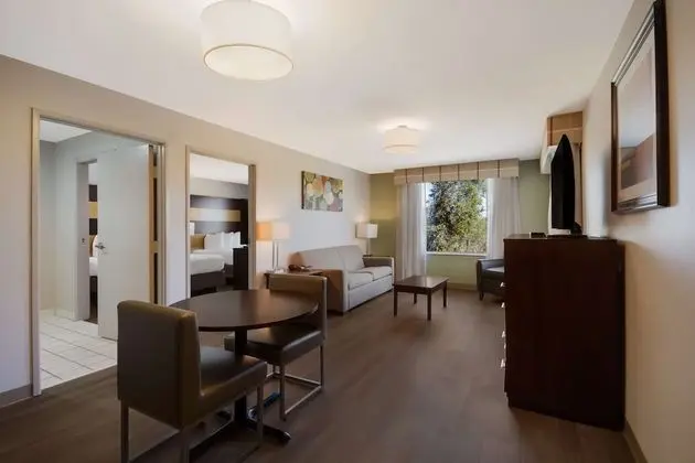 Süit, 2 Büyük (Queen) Boy Yatak, Sigara İçilmez, Buzdolabı ve Mikrodalga (Dining Area and Sofa Bed)