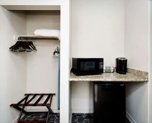 Standard Oda, 2 Büyük (Queen) Boy Yatak, Engellilere Uygun (Refrigerator & Microwave)