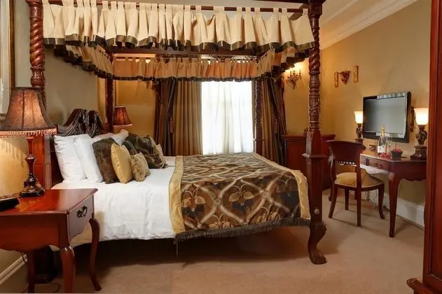 Süit, 1 En Büyük (King) Boy Yatak, Sigara İçilmez (Walk-in Shower;Four Poster Bed)