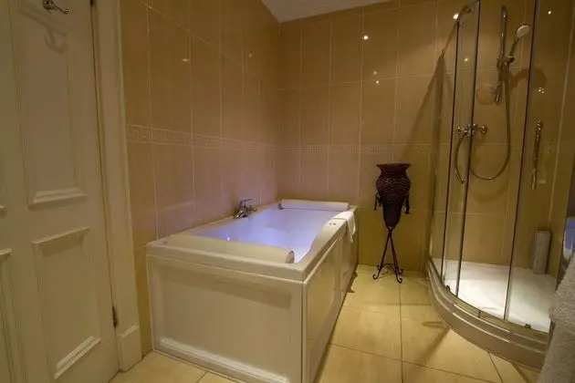 Süit, 1 En Büyük (King) Boy Yatak, Sigara İçilmez (Walk-in Shower;Four Poster Bed)