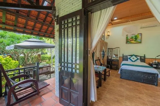 Bungalow with Garden View