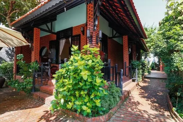 Bungalow with Garden View