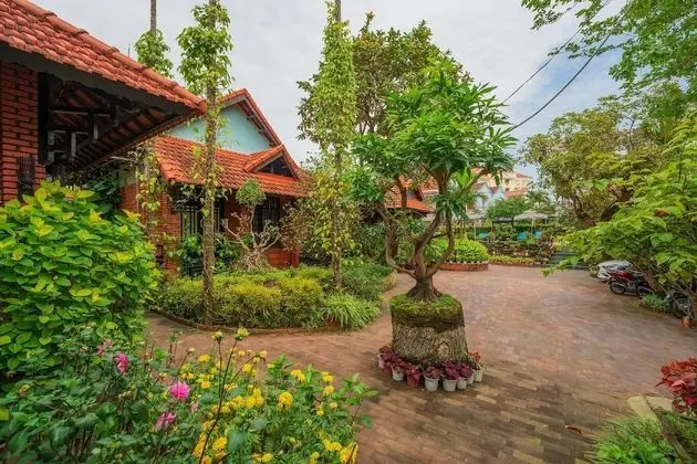 Bungalow with Garden View