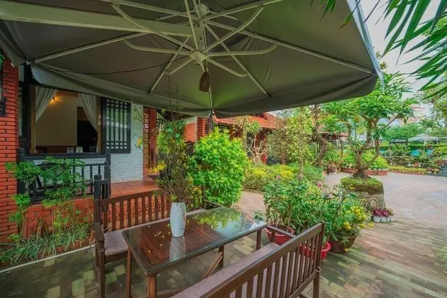Bungalow with Garden View