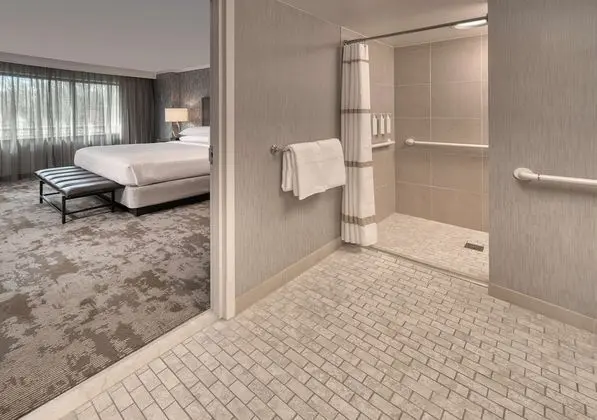Süit, 1 En Büyük (King) Boy Yatak, Engellilere Uygun, Köşe (Roll-In Shower, 2 Rooms)