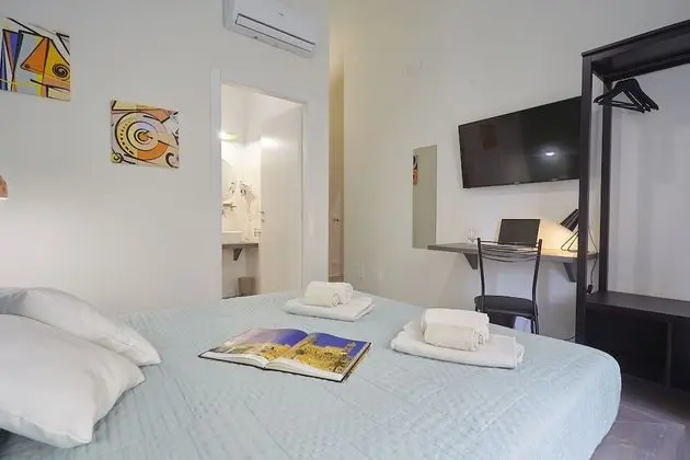 Tek Büyük Yataklı Oda, Şehir Manzaralı (Kandinsky)