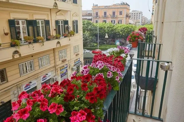 Tek Büyük Yataklı Oda, Şehir Manzaralı (Van Gogh)