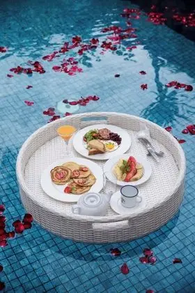 Odada yemek servisi