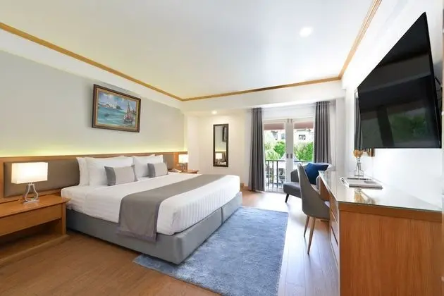 Deluxe Room with See-through Bathtub