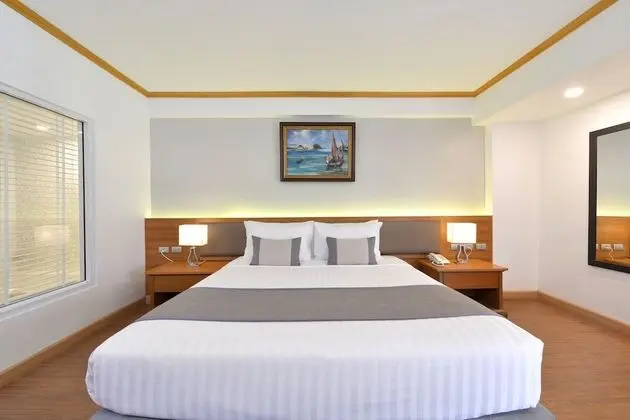 Deluxe Room with See-through Bathtub