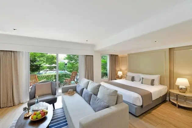Honeymoon Pool Access Suite Room with Living area and Balcony