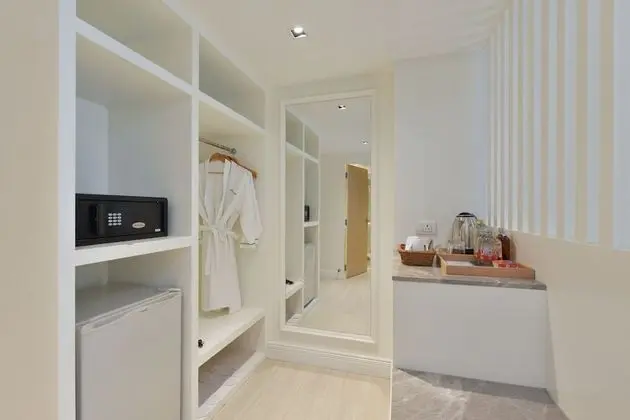 Honeymoon Pool Access Suite Room with Living area and Balcony