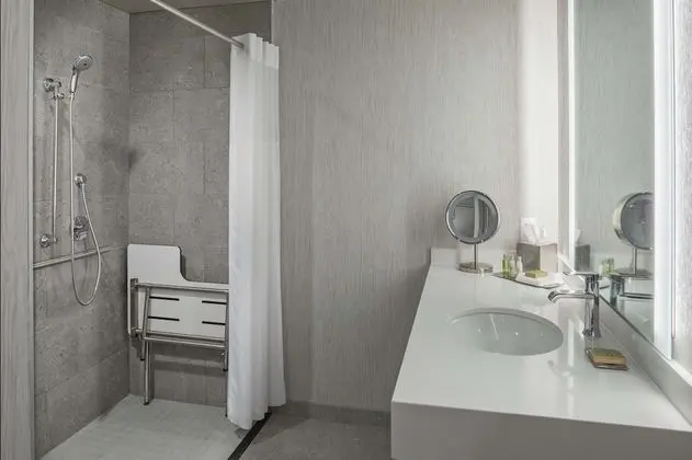 Oda, 2 Büyük (Queen) Boy Yatak, Engellilere Uygun (Mobility & Hearing, Roll-in Shower)