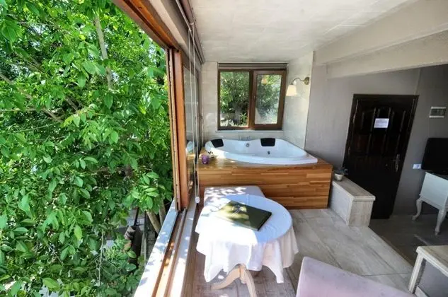 Deluxe Jakuzili Suite, Nehir Manzaralı