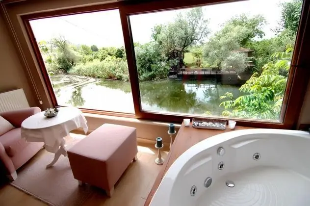 Deluxe Jakuzili Suite, Nehir Manzaralı