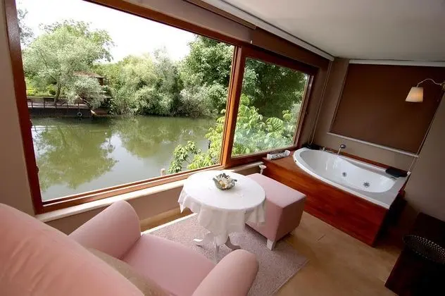 Deluxe Jakuzili Suite, Nehir Manzaralı