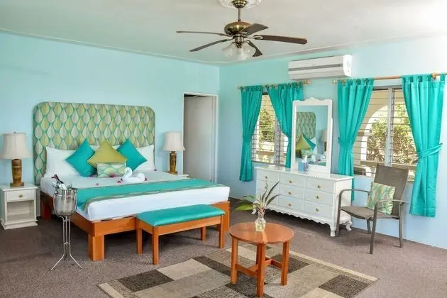 Deluxe Room, Ocean View, 1 King Bed, Poolside