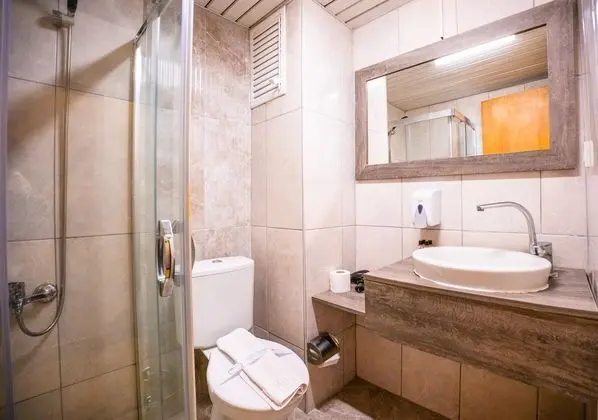 https://images.etstur.com/imgproxy/resize/2560x1440/files/images/hotelImages/etsrooms/558/Bezay_Hotel_20260209142118_0.jpg