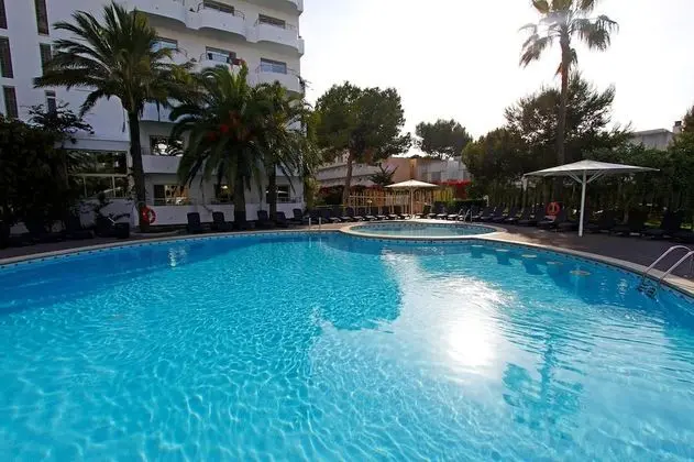 Tek Büyük Yataklı Oda, 2 Tek Kişilik Yatak, Havuz Manzaralı