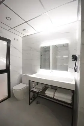 City Tek Büyük Yataklı Oda