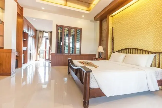 Deluxe Room / Lake View