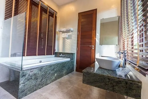 Deluxe Room / Lake View