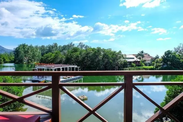 Deluxe Room / Lake View