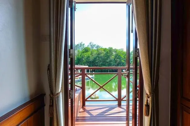 Deluxe Room / Lake View