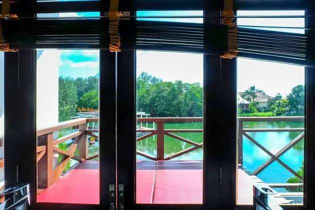 Deluxe Room / Lake View