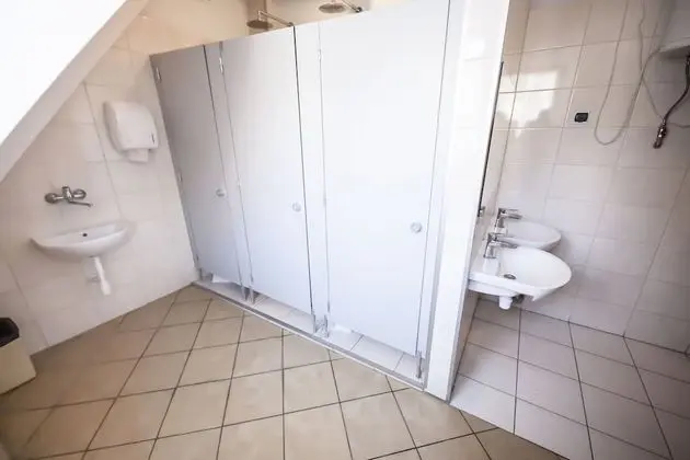 Üç Kişilik Oda, Ortak Banyo